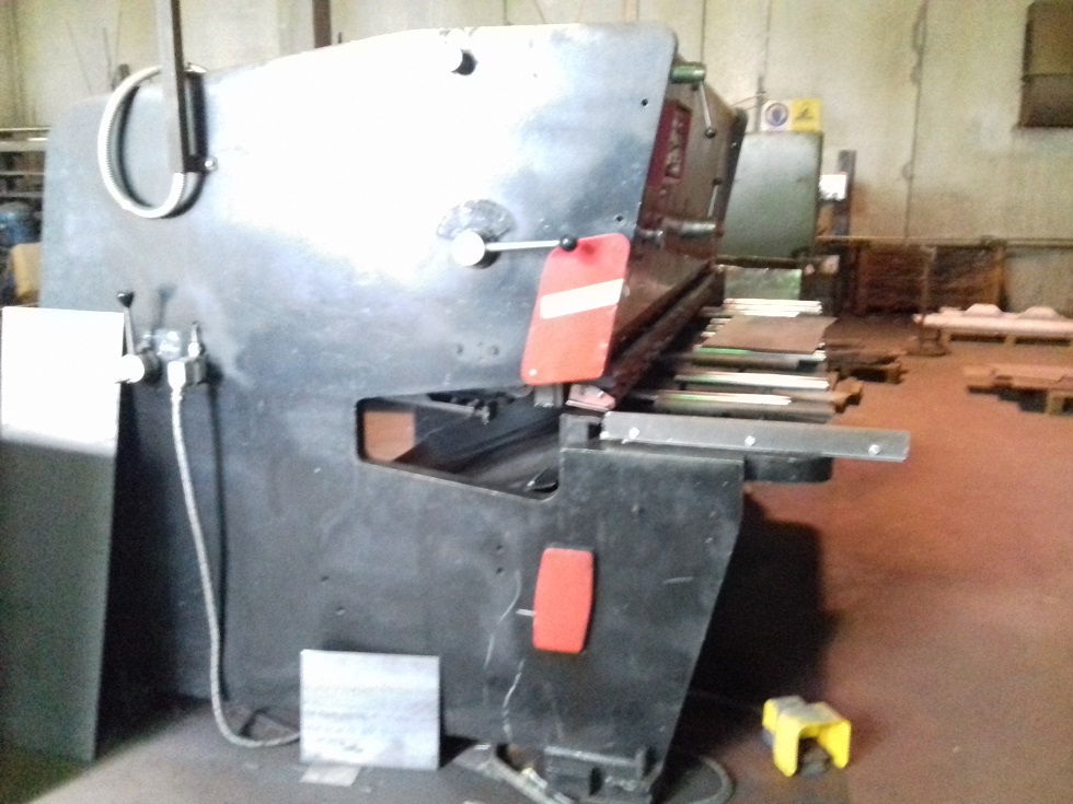 SCHIAVI CESIA USATA IDRAULICA 2500 X 8 mm HYDRAULIC SHEARS USAD 3000 SCHIAVI CESIA USATA IDRAULICA 2500 X 8 mm HYDRAULIC SHEARS USAD 3000