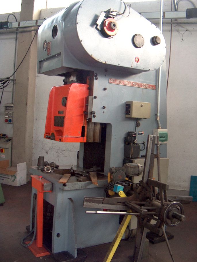 PRESS ECCENTRIC 120 TON USED MECHANICAL PRESSA ECCENTRICA 120 TON USATA MECCANICA mod 100 DALLE MOLLE